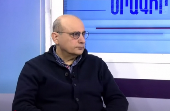 Զելենսկին իրեն պահում է, ինչպես Փաշինյանն էր իրեն պահում՝ որպես ծաղրածու. Ստեփան Դանիելյան (տեսանյութ)